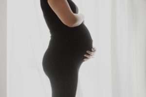 Femme salariée enceinte se tenant le ventre