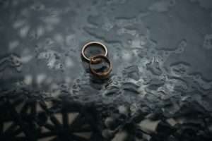 Alliances de mariage sous la pluie - Avocat Divorce Nice