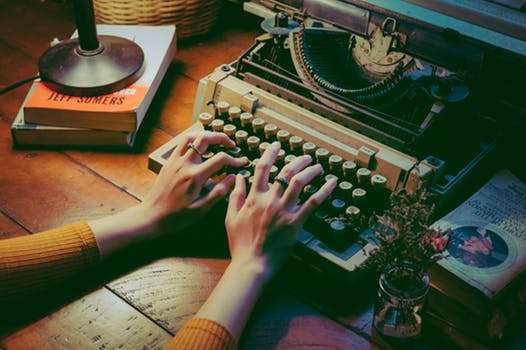 Femme qui écrit sur une machine à écrire