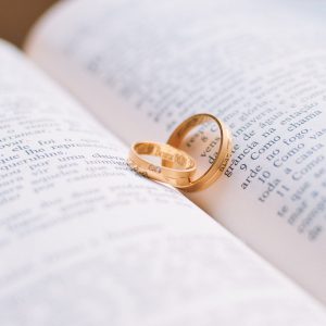 Deux anneaux de mariage posés sur un livre